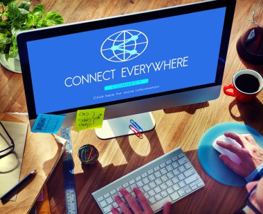 Bilgisayar kullanan adam 