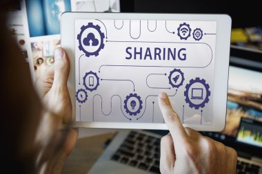 Tablet ekran dokunaklı adam