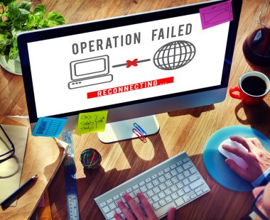 Bilgisayar kullanan adam 