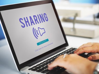 Dizüstü bilgisayarda yazı yazan kadın elleri