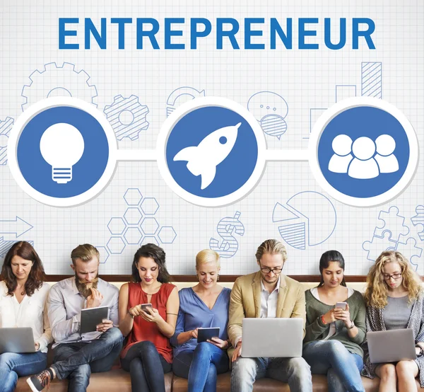 Folk sitter med enheter och entreprenör — Stockfoto