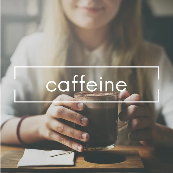 Девушка пьет напиток в кафе — стоковое фото