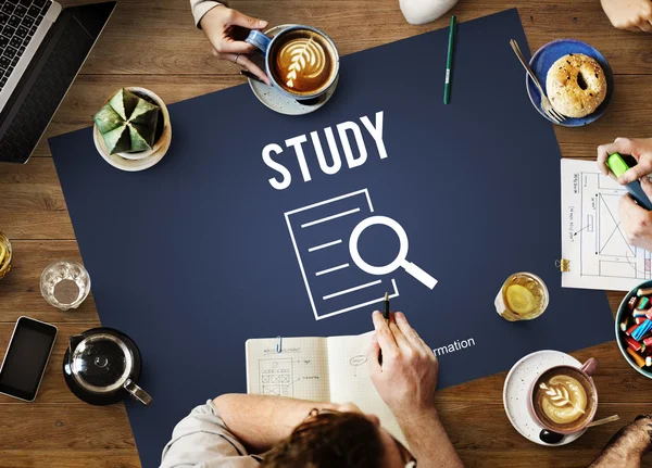 Tisch mit Poster mit Studienkonzept — Stockfoto