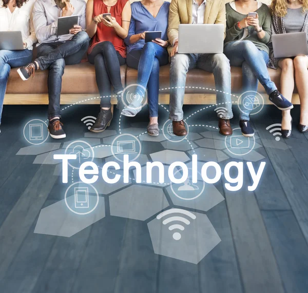 Menschen sitzen mit Geräten und Technik — Stockfoto
