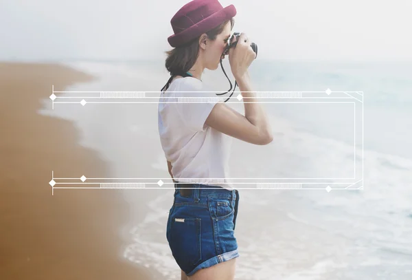 Menina fazendo fotos na câmera — Fotografia de Stock