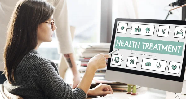 Mujer que se muestra en monitor con tratamiento de salud . —  Fotos de Stock