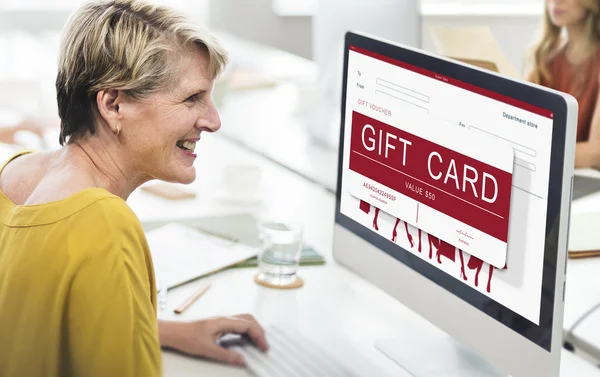 Computer met Gift Card op monitor — Stockfoto