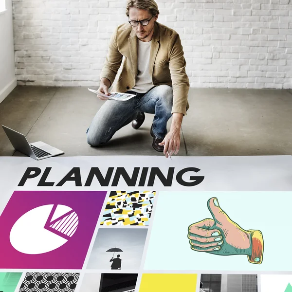 Affärsman som arbetar med planering — Stockfoto