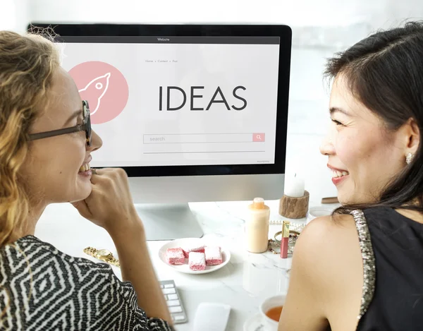 Mujeres hablando y usando la computadora —  Fotos de Stock