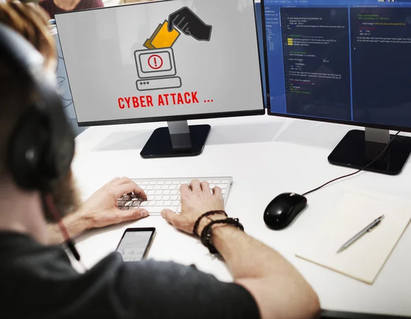 サイバー攻撃を使用してコンピューターに取り組んでいるビジネスマン — ストック写真