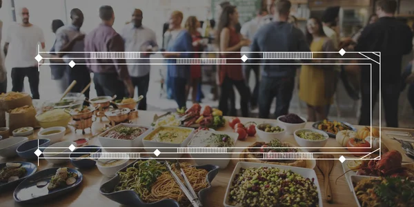 Människor som äter reception mat — Stockfoto