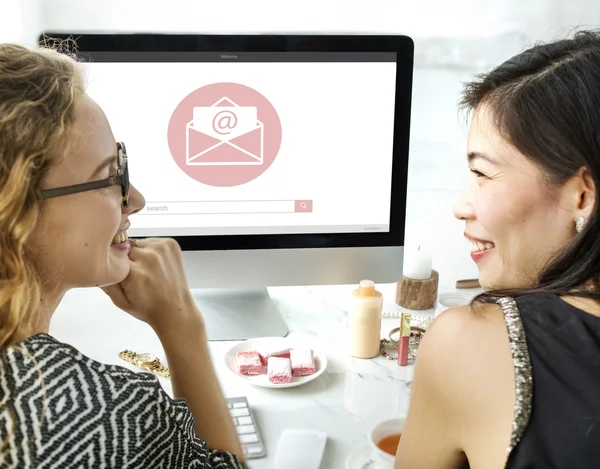 Mujeres hablando y usando la computadora — Foto de Stock