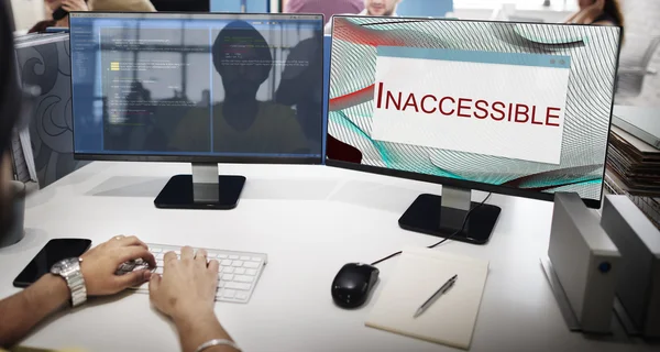 Homme d'affaires travaillant sur ordinateur avec Inaccessible — Photo