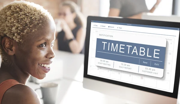 Mujer de negocios que trabaja en la computadora con tabla de tiempo —  Fotos de Stock