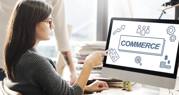 Mujer mostrando en monitor con comercio — Foto de Stock