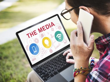 Dijital cihazlar kullanan adam