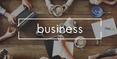 insanlar masada oturup kahve ile