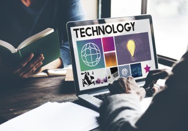 Dizüstü bilgisayarla çalışan adam