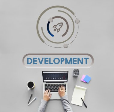 laptop ile çalışan kişi 