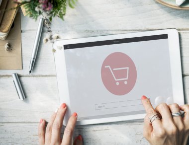 dijital tablet kullanan kadın