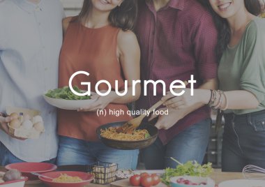 arkadaşlar birlikte mutfak yemek