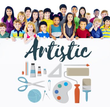 Gülümseyen şirin farklı çocuklar