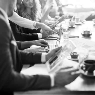 toplantıda çeşitli insanlar