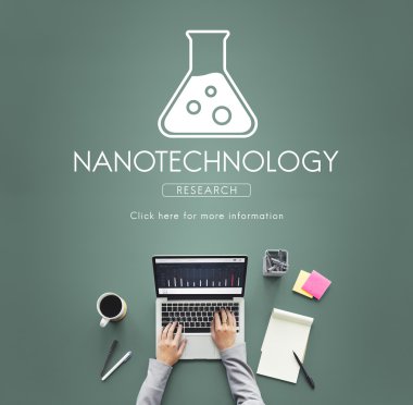 Dizüstü bilgisayar kullanan kadın 