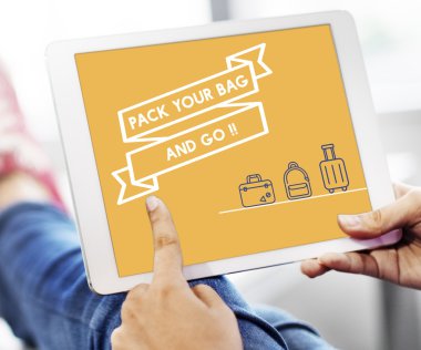 Dijital tablet elinde olan kişi