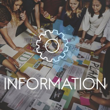 grup öğrenci çalışma masasında