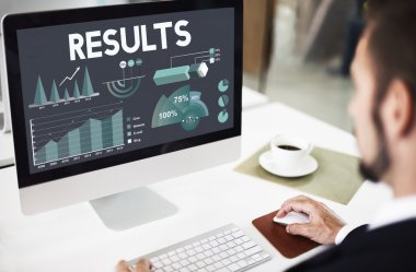 Bilgisayarda çalışan iş adamı 