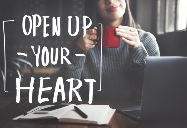 Dizüstü bilgisayarla çalışan kadın