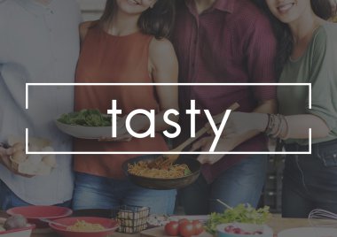 arkadaşlar birlikte mutfak yemek