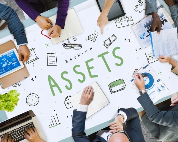 Uomini d'affari che lavorano con Assets Concept — Foto Stock