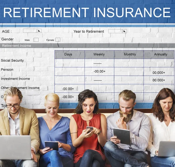 Lidé sedí u zařízení a důchodového pojištění — Stock fotografie
