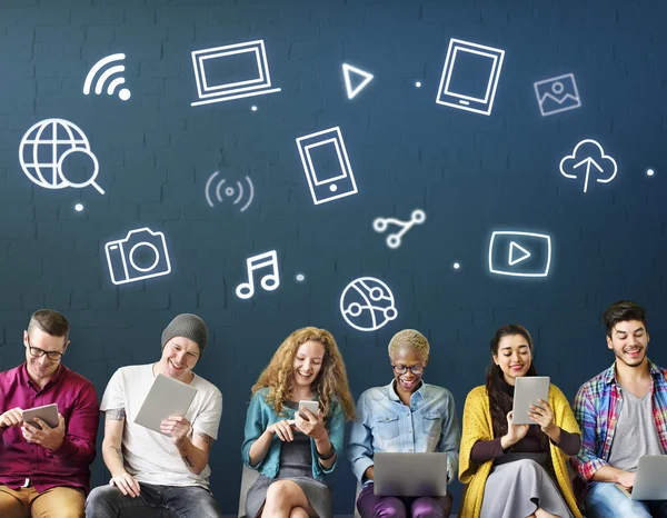 Gente navegando gadgets digitales — Foto de Stock