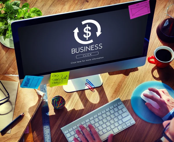 Бизнесмен с помощью компьютера с бизнес-концепцией — стоковое фото