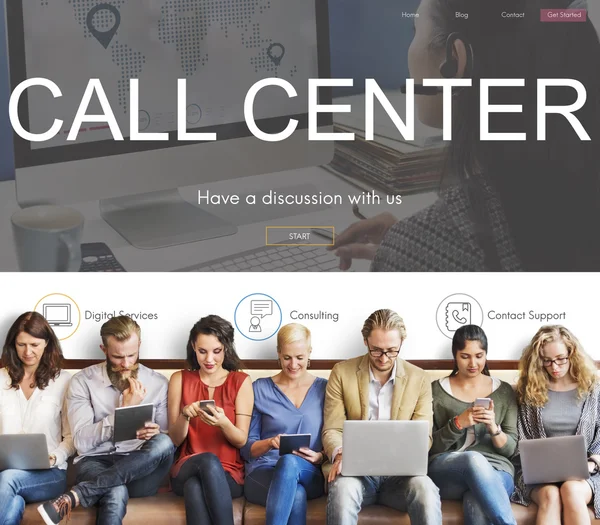 As pessoas sentam-se com dispositivos e Call Center — Fotografia de Stock