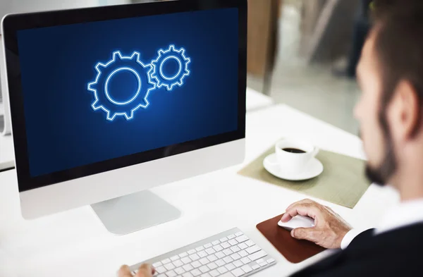 Zakenman werkt op de computer — Stockfoto