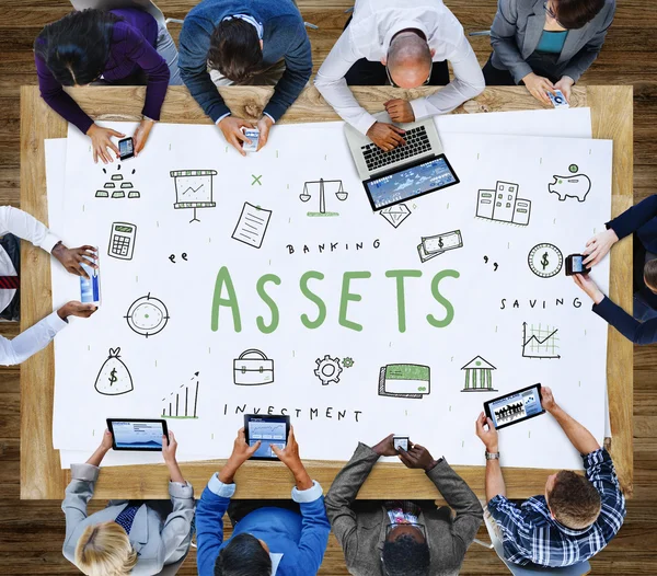 Geschäftsleute arbeiten mit Asset-Konzept — Stockfoto