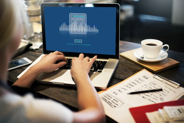 Woman typing on laptop — Stock Photo, Image