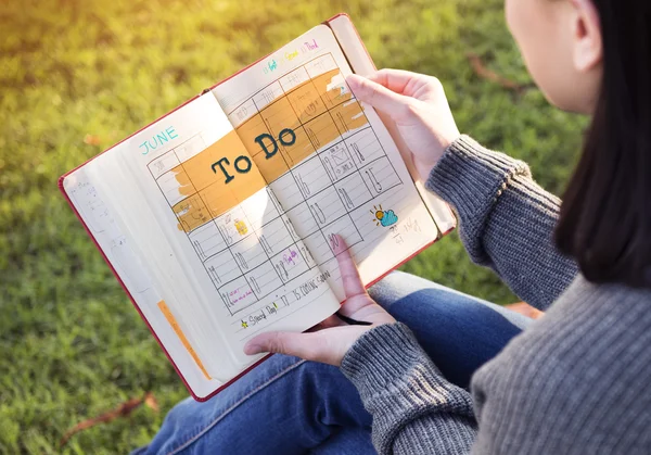 Frau mit Tagebuch in der Hand — Stockfoto