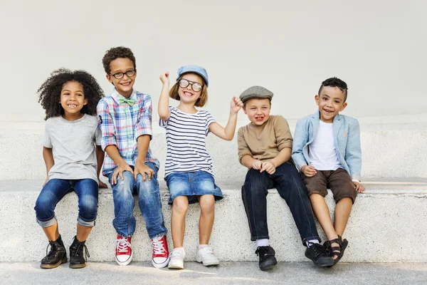 Glückliche Kinder posieren zusammen — Stockfoto