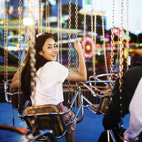 Menina no parque de diversões — Fotografia de Stock