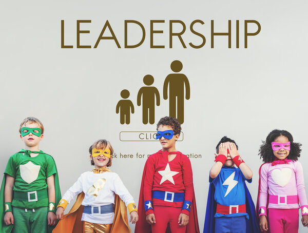 Дети в разных костюмах супергероев
