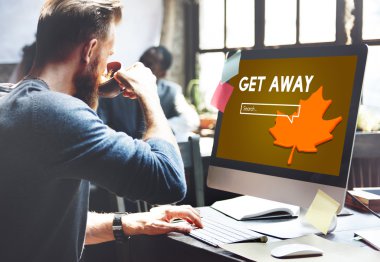 kahve içme ve bilgisayarla çalışma adam