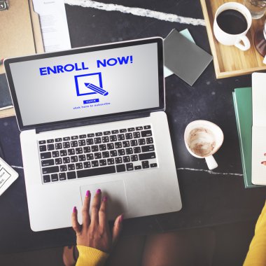 güzel bir kadın laptop ile çalışma