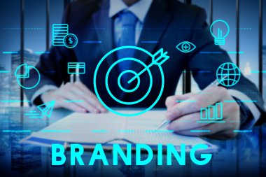 Belgelerle çalışan bir işadamı