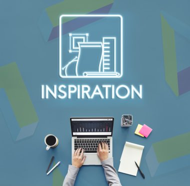 laptop ile çalışan kişi 