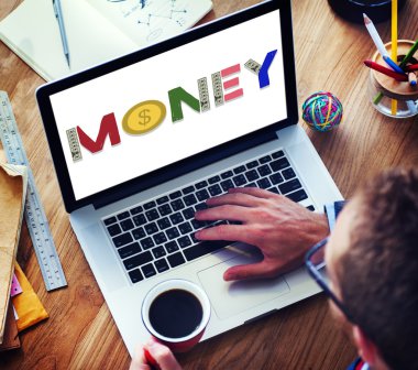 dizüstü bilgisayar kullanan adam 